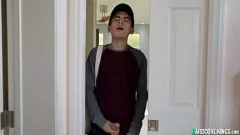 Abspielen Die betrügende MILF-Bombe Nicolette Shea fickt den jungen Zeitungsjungen Jordi El Nino Polla in einer Hardcore-Duschszene